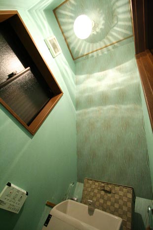 階段下 トイレリフォーム アクセント