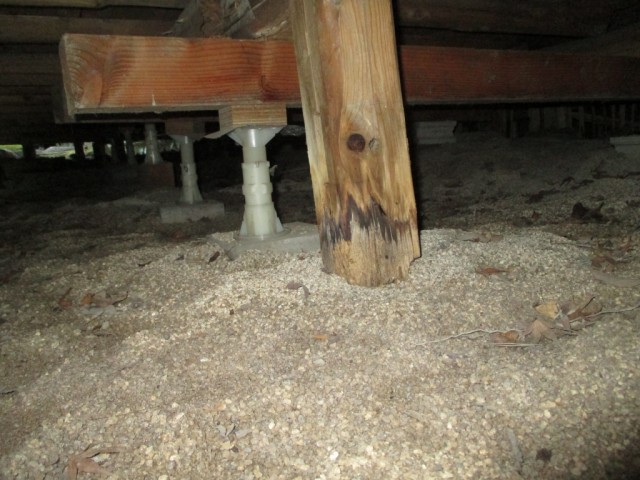 床下（木材の水シミ跡）