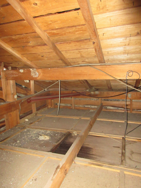 天井裏　雨漏り