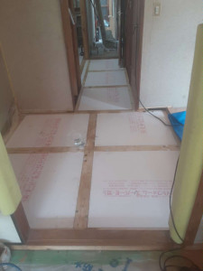 床下地　断熱材