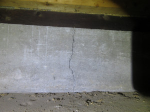 床下　基礎の割れ